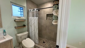 Secador de pelo, bidet, toallas, jabón