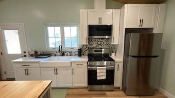 Microondas, horno, placa de cocina