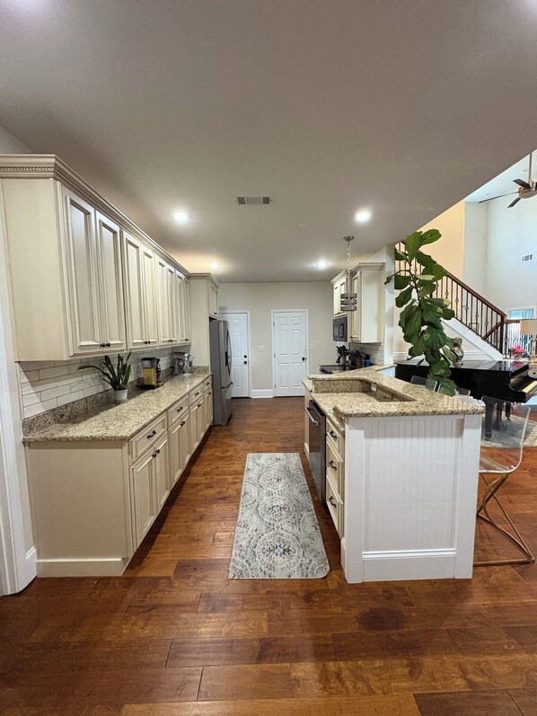 Microwave, oven, stovetop, dishwasher - Sip & Stay sleeps 11, 10 minutes from Ole Miss, 10 minutes from Oxford Square (Oxford)