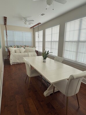 Dining - Sip & Stay sleeps 11, 10 minutes from Ole Miss, 10 minutes from Oxford Square (Oxford)