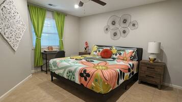 Bureau, fer et planche à repasser, lit parapluie, Wi-Fi