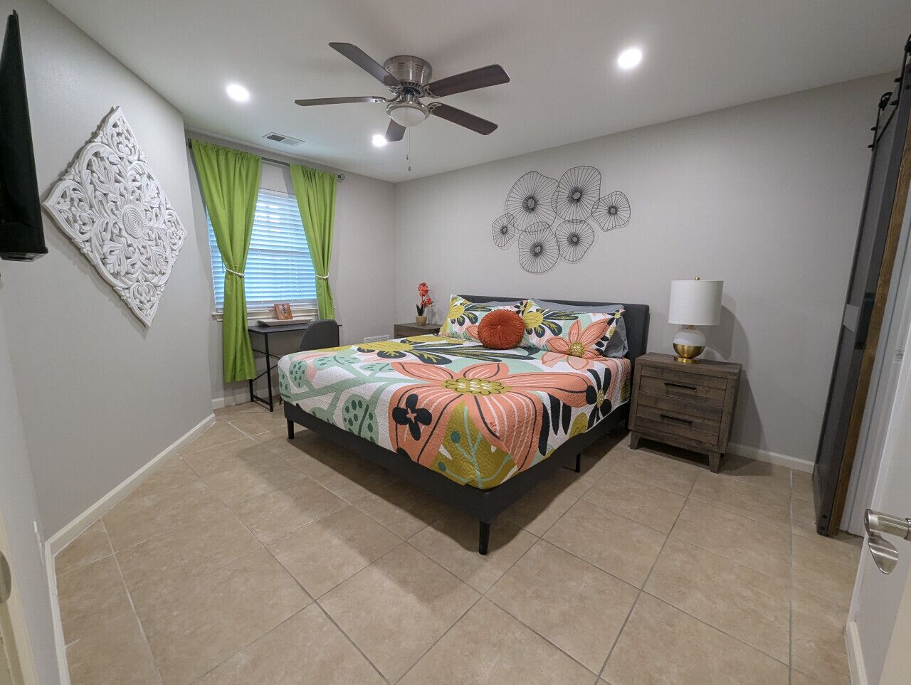 Schreibtisch, Bügeleisen/Bügelbrett, Reisekinderbett, WLAN