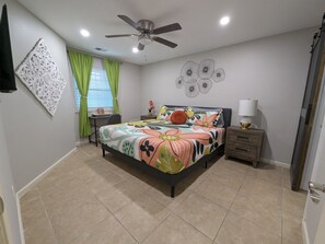 Schreibtisch, Bügeleisen/Bügelbrett, Reisekinderbett, WLAN