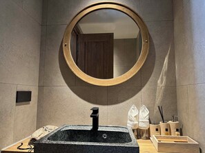 Quarto casal clĂĄssico, vista para a montanha | Banheiro | Produtos de toalete grĂĄtis, secador de cabelo, chinelos