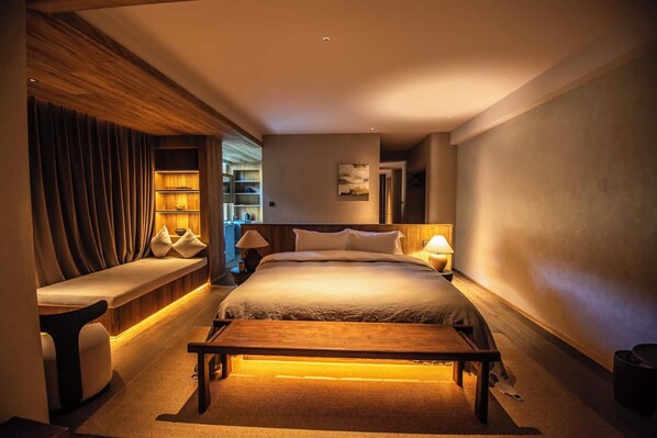 Panoramic Suite, Mountain View | Premium bedding, down comforters, individually decorated