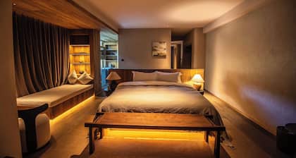 Siguniang Mountain Star Moon Cliff Hotel