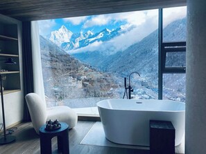 Suite panorámica, vista a la montaña | Baño | Amenidades de baño gratuitas, secadora de cabello, pantuflas, toallas