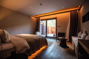 Quarto casal clĂĄssico, vista para a montanha | Roupas de cama premium, edredons de pluma, individualmente decorados