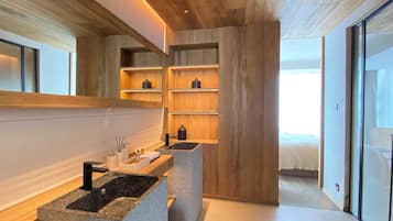Suite de lujo, vista a la montaña | Baño | Amenidades de baño gratuitas, secadora de cabello, pantuflas, toallas