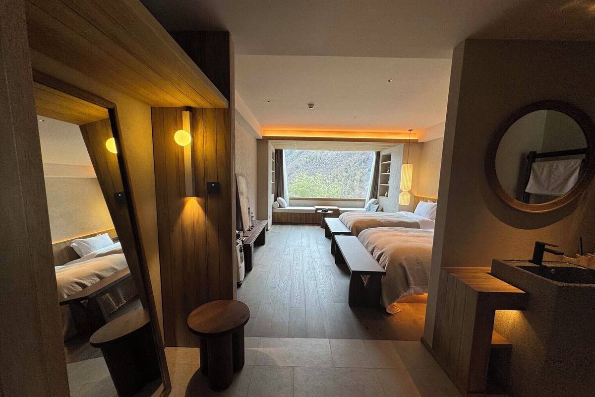 Quarto casal design, vista para a montanha | Roupas de cama premium, edredons de pluma, individualmente decorados
