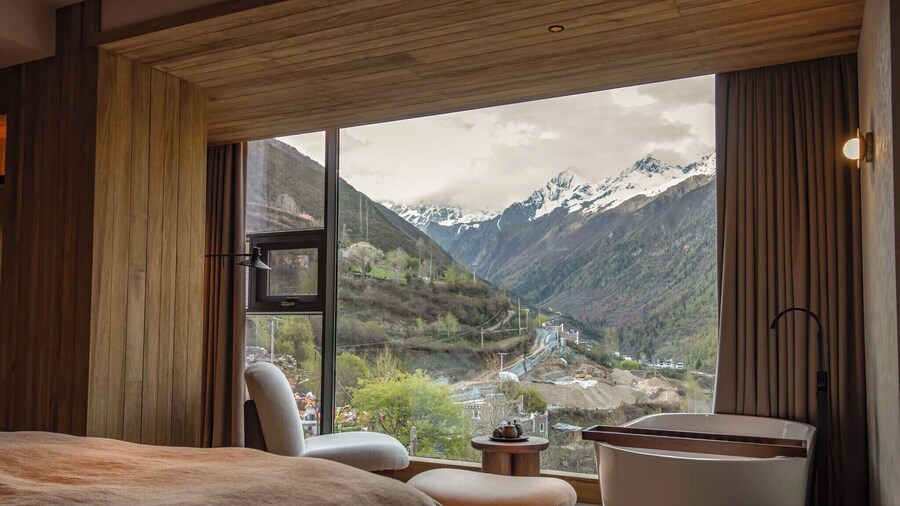 Siguniang Mountain Star Moon Cliff Hotel