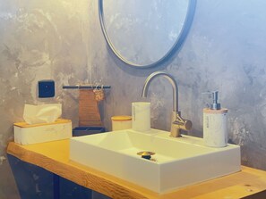Hair dryer, towels, soap, toilet paper - Design apartment in Saint-Gilles harbor - View, comfort & private parking (Saint Gilles les Bains)