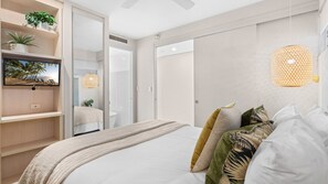 1 bedroom, iron/ironing board, travel cot, WiFi - Coralside One-Bedroom City Getaway (Cairns North)