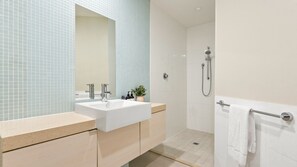 Dusche, Haartrockner, Handtücher