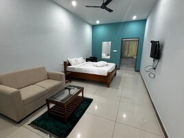 Deluxe Double Room, 1 Queen Bed, Non Smoking, Pets Not Allowed | Desk, laptop workspace, iron/ironing board, bed sheets