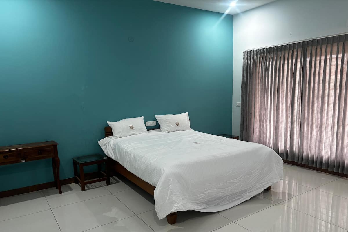 Classic Double Room, 1 Queen Bed, City View | Desk, laptop workspace, iron/ironing board, bed sheets