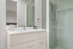 Hair dryer, towels - Modern 4BR Home near Albany and Browns Bay Beach (Auckland North Shore)