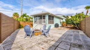 Outdoor dining - Seaside Sanctuary - private deeded beach access Pelican Shores (Englewood)