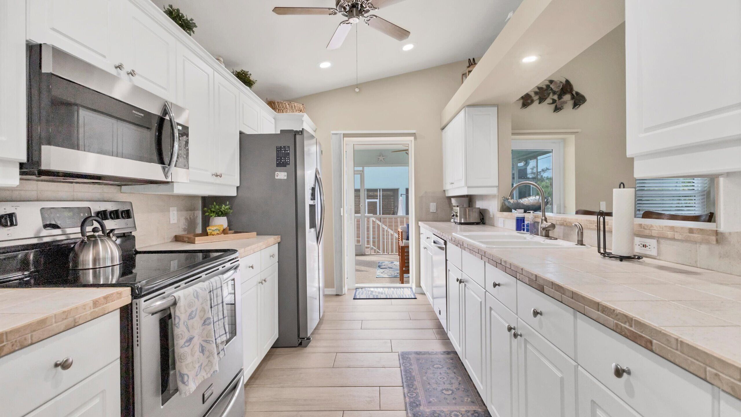 Frigorifero, microonde, forno, piano cottura