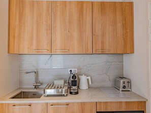 Fridge, microwave, cookware/dishes/utensils - Studio in the Heart of the city center of Sainte-Maxime (STE MAXIME)