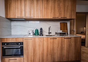 Geladeira, talheres/pratos/utensílios de cozinha
