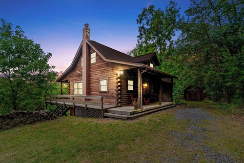 Dog Friendly with Fire Pit and Yard by the River