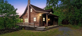 Dog Friendly with Fire Pit and Yard by the River