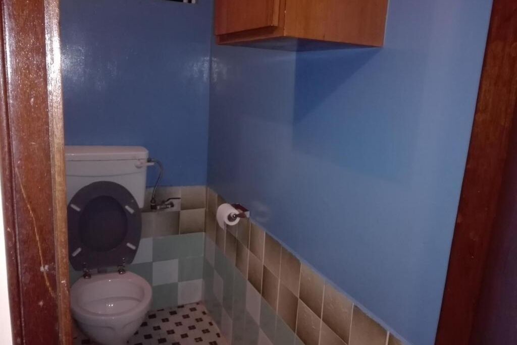 Secador de pelo, toallas, jabón y papel higiénico