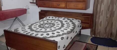 3 bedrooms, iron/ironing board, internet, bed sheets