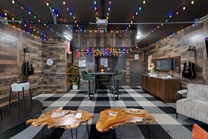 المنشأة من الداخل