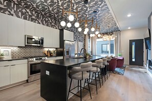 Micro-ondes, four, plaque de cuisson, lave-vaisselle