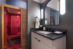 Doccia, asciugacapelli, asciugamani, sapone