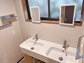 Hair dryer, towels - Dandan Hotel  Central Shuzenji Onsen  Private Ja / Izu Shizuoka (Izu)