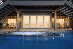 Utendørsbasseng og et oppvarmet basseng