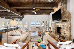 Smart TV, fireplace