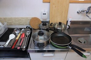 Geladeira, micro-ondas, cooktop, talheres/pratos/utensílios de cozinha
