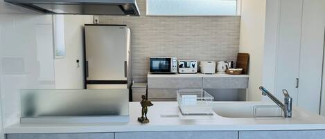 Kühlschrank, Mikrowelle, Herdplatte, Kochgeschirr/Geschirr/Besteck