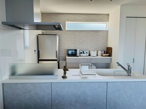 Refrigerador, microondas, parrilla de estufa y utensilios de cocina