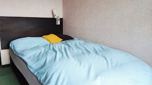 Een bureau, gratis wifi, beddengoed