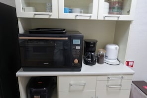 Refrigerador, microondas, placa de cocina, utensilios de cocina
