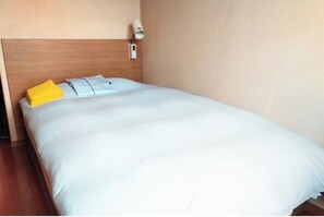 1 soverom, skrivebord, wi-fi (inkludert) og sengetøy