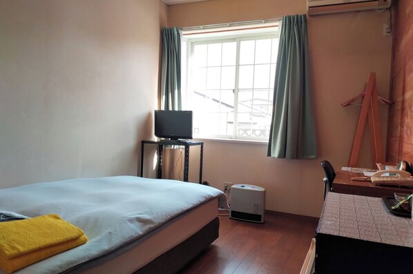 1 bedroom, desk, free WiFi, bed sheets