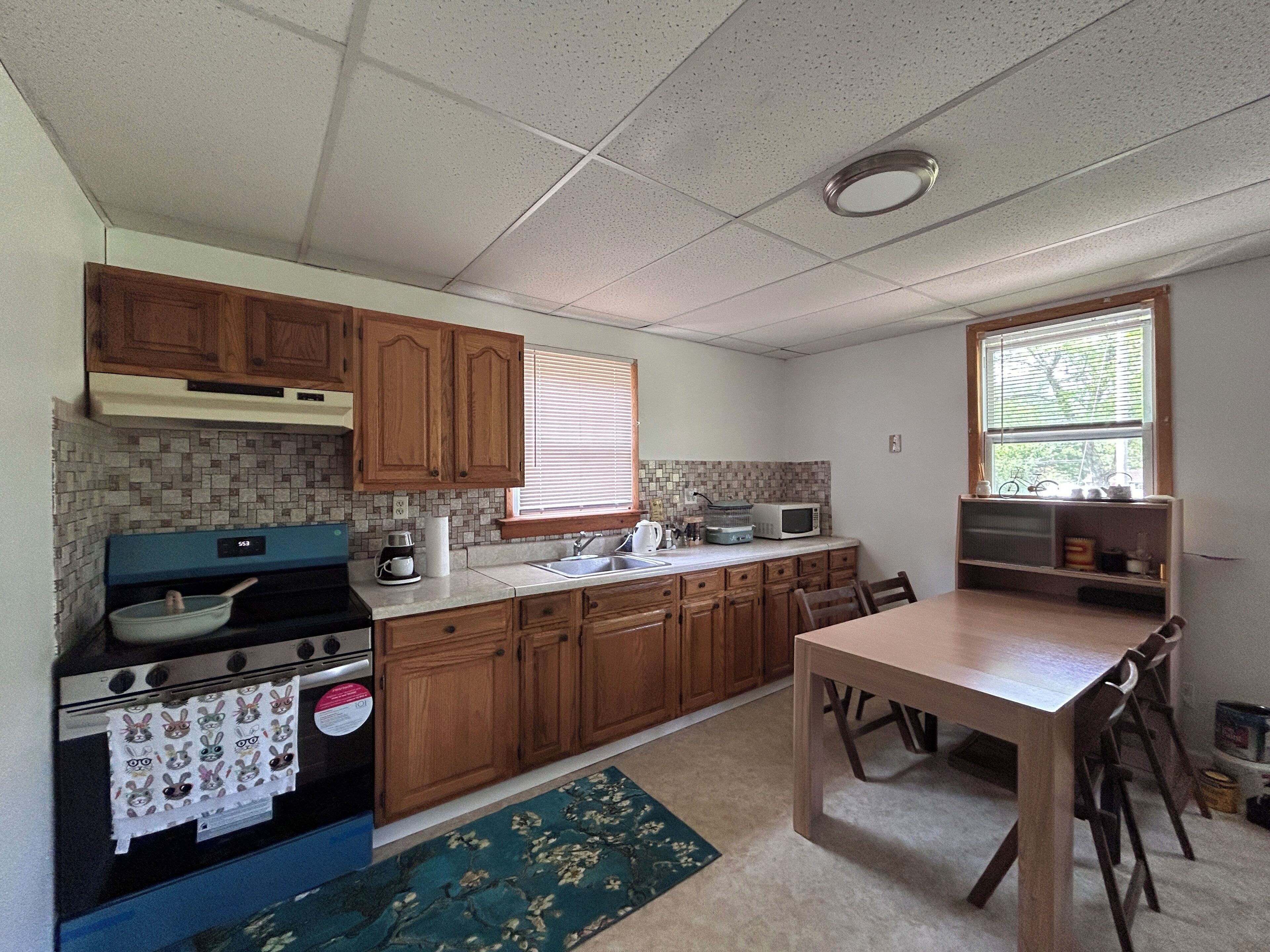 Micro-ondas, fogão, cooktop, toalhas de papel