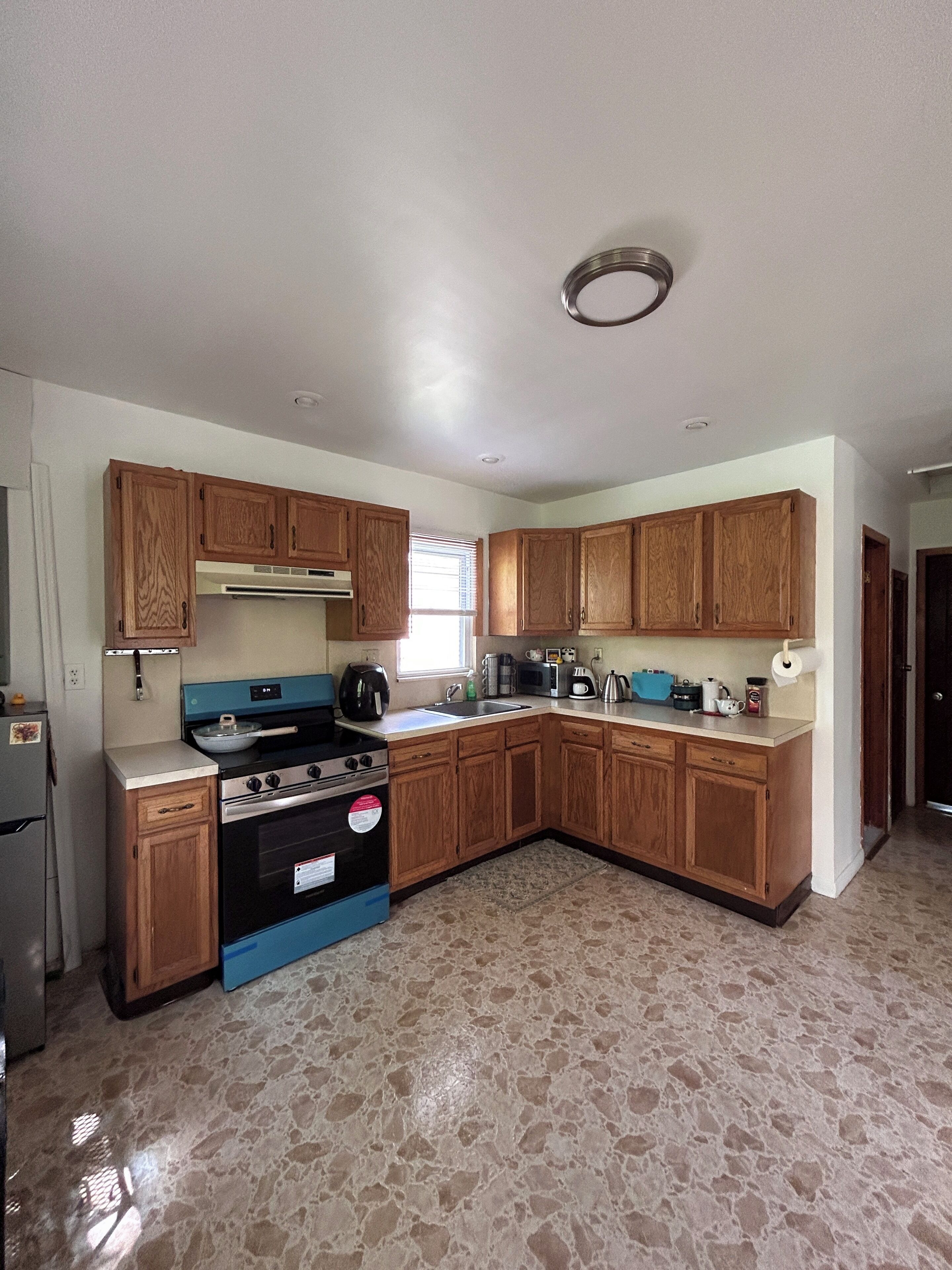 電子レンジ、オーブン、コンロ、ペーパータオル