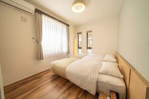 4 bedrooms, desk, iron/ironing board, free WiFi