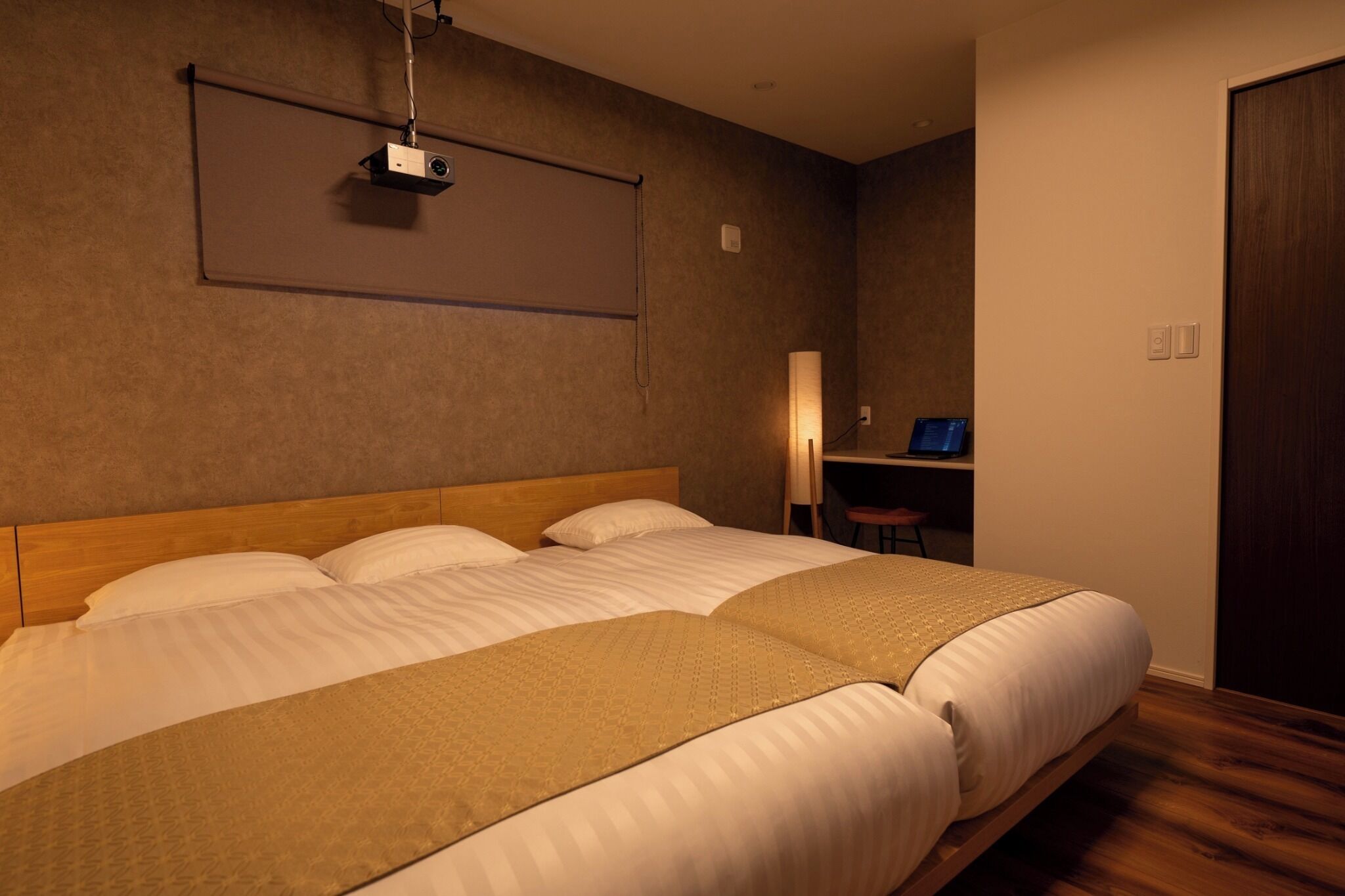 4 habitaciones, escritorio, tabla de planchar con plancha y wifi gratis 