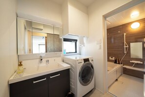 Hair dryer, towels - 4minute walk from Dazaifu Station max 11 people / Dazaifu Fukuoka (Dazaifu)