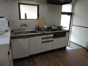 Refrigerador, microondas, placa de cocina, utensilios de cocina