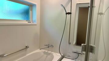 Sèche-cheveux, serviettes fournies