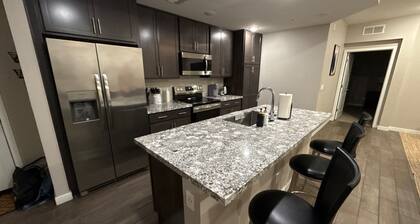 Modern 2BR Condo with Pool, Wi-Fi & Parking near Downtown Chandler